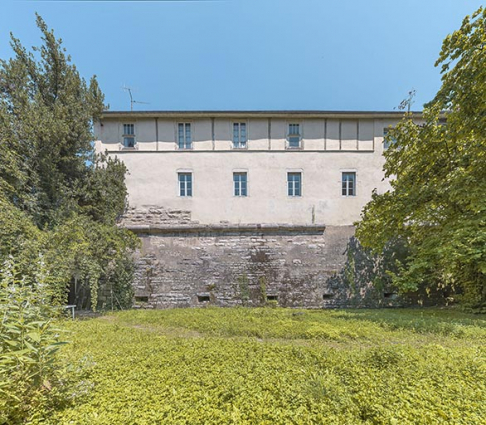 Flanc ouest du bastion et les embrasures de la galerie d'escarpe. © Région Bourgogne-Franche-Comté, Inventaire du patrimoine Flanc ouest du bastion et les embrasures de la galerie d'escarpe. © Région Bourgogne-Franche-Comté, Inventaire du patrimoine