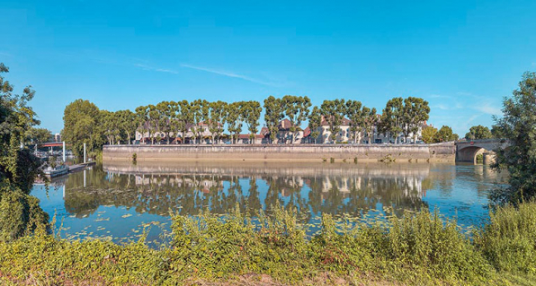 Vue générale des remparts encore en place. © Région Bourgogne-Franche-Comté, Inventaire du patrimoine Vue générale des remparts encore en place. © Région Bourgogne-Franche-Comté, Inventaire du patrimoine
