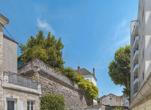 Angle sud de la face et du flanc au niveau du parapet. © Région Bourgogne-Franche-Comté, Inventaire du patrimoine