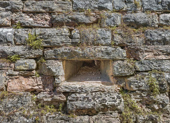 Ouverture de tir au flanc du bastion (galerie de contrescarpe). © Région Bourgogne-Franche-Comté, Inventaire du patrimoine Ouverture de tir au flanc du bastion (galerie de contrescarpe). © Région Bourgogne-Franche-Comté, Inventaire du patrimoine
