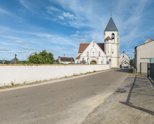 Vue d'ensemble de la façade principale et du clocher. © Région Bourgogne-Franche-Comté, Inventaire du patrimoine Vue d'ensemble de la façade principale et du clocher. © Région Bourgogne-Franche-Comté, Inventaire du patrimoine