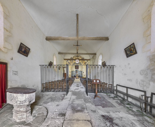 Vue d'ensemble de l'intérieur de l'église depuis la première travée de la nef. A gauche, les fonts baptismaux et au premier plan, la grille de clôture du chœur. © Région Bourgogne-Franche-Comté, Inventaire du patrimoine Vue d'ensemble de l'intérieur de l'église depuis la première travée de la nef. A gauche, les fonts baptismaux et au premier plan, la grille de clôture du chœur. © Région Bourgogne-Franche-Comté, Inventaire du patrimoine