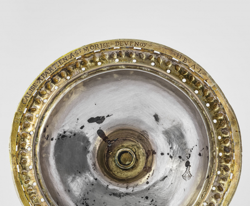 Détail sous le pied : inscription et poinçons. © Région Bourgogne-Franche-Comté, Inventaire du patrimoine Détail sous le pied : inscription et poinçons. © Région Bourgogne-Franche-Comté, Inventaire du patrimoine