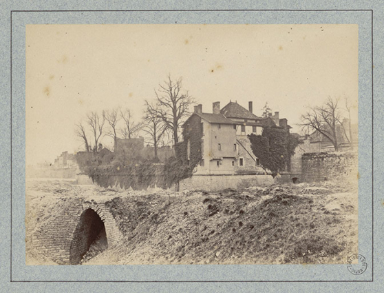 Bastion de Saulx (rue Diderot) et petit pont sur le Suzon. S.d. [vers 1880]. © Bibliothèque municipale, Dijon