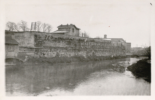 Bastion de Guise surplombant le bief de l'Ouche. 1944. © Bibliothèque municipale, Dijon