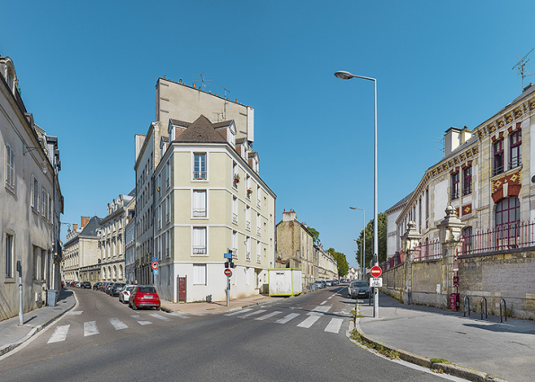Carrefour des rues du Lycée et Diderot : cette dernière correspond à l'ancienne emprise du rempart. © Région Bourgogne-Franche-Comté, Inventaire du patrimoine