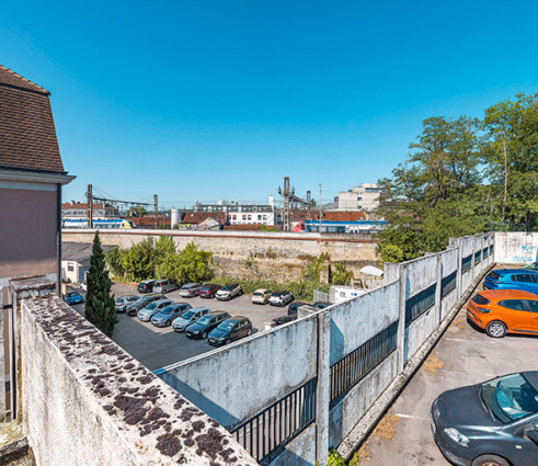 Rempart de la Miséricorde, vu depuis le parking aérien. © Région Bourgogne-Franche-Comté, Inventaire du patrimoine