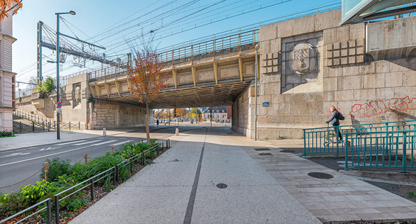 Le pont ferroviaire, rue Monge, délimitant les remparts Tivoli (à gauche) et de la Miséricorde (à droite). © Région Bourgogne-Franche-Comté, Inventaire du patrimoine