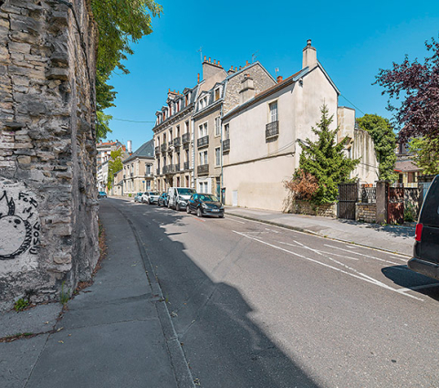 La muraille (à gauche) et une bretèche (à droite), rue Berlier. © Région Bourgogne-Franche-Comté, Inventaire du patrimoine