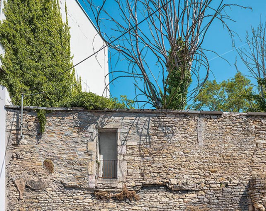 Porte en hauteur de la muraille pour accéder à la promenade du rempart, rue de Tivoli. © Région Bourgogne-Franche-Comté, Inventaire du patrimoine