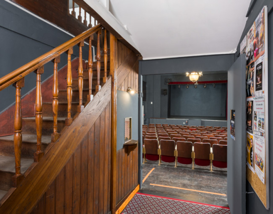 Vestibule. A gauche, l'escalier conduisant au balcon. © Région Bourgogne-Franche-Comté, Inventaire du patrimoine