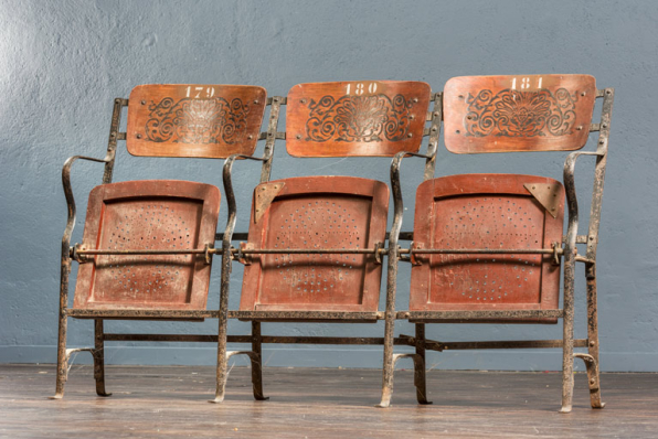 Anciens fauteuils en bois, de trois quarts. © Région Bourgogne-Franche-Comté, Inventaire du patrimoine