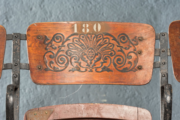 Dossier d'un ancien fauteuil en bois. © Région Bourgogne-Franche-Comté, Inventaire du patrimoine