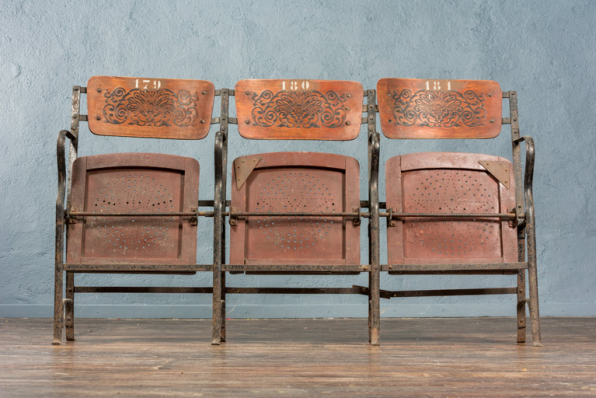 Anciens fauteuils en bois. © Région Bourgogne-Franche-Comté, Inventaire du patrimoine