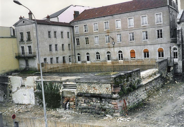 [Photographie montrant le bâtiment du pensionnat Jolyet situé rue de Belfort avec le bastion Royal mis à jour mais pas encore restauré]. 1995. (2Fi8). © Archives de Chalon