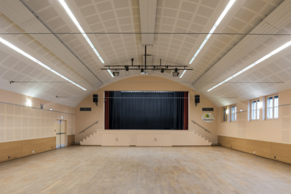 Salle et scène, depuis l'entrée. © Région Bourgogne-Franche-Comté, Inventaire du patrimoine
