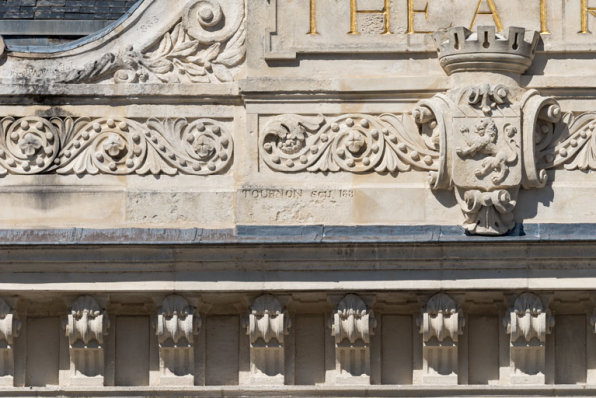 Fronton : armoiries de la ville d'Autun, signature de Tournon et date. © Région Bourgogne-Franche-Comté, Inventaire du patrimoine