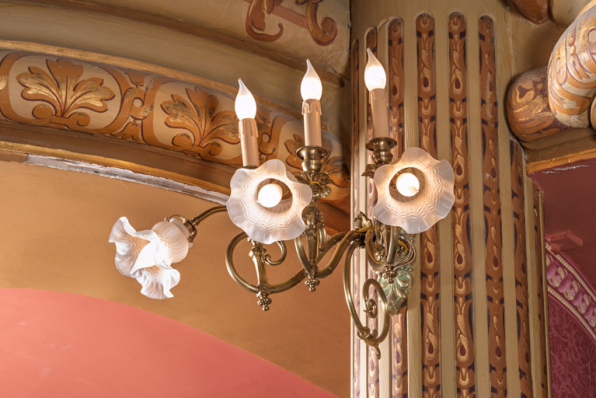 Salle : luminaire d'applique (cadrage horizontal). © Région Bourgogne-Franche-Comté, Inventaire du patrimoine