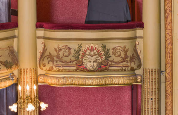 Garde-corps de la loge d'avant-scène (côté jardin) au 2e balcon. © Région Bourgogne-Franche-Comté, Inventaire du patrimoine
