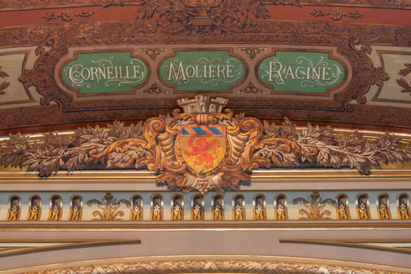 Salle : armoiries au sommet du cadre de scène. © Région Bourgogne-Franche-Comté, Inventaire du patrimoine