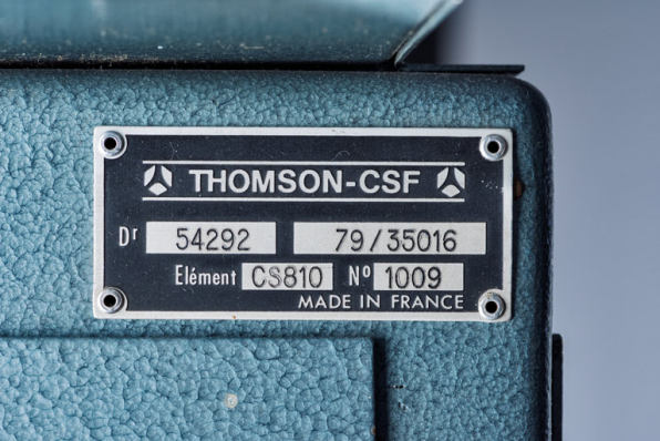 Plaque rivée à l'arrière du meuble (en haut à droite). © Région Bourgogne-Franche-Comté, Inventaire du patrimoine