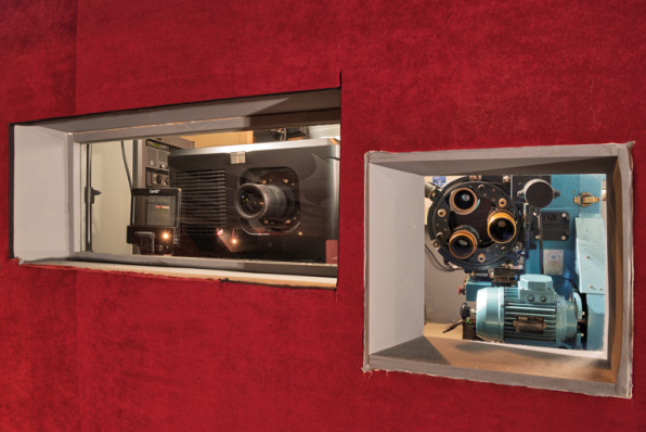 Salle 1 : fenêtres de projection. Projecteurs numérique Barco (à gauche) et argentique Cinemeccanica (à droite). © Région Bourgogne-Franche-Comté, Inventaire du patrimoine