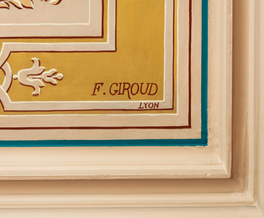 Grand foyer du public (salon d'honneur) : nom du peintre Giroud sur le plafond. © Région Bourgogne-Franche-Comté, Inventaire du patrimoine