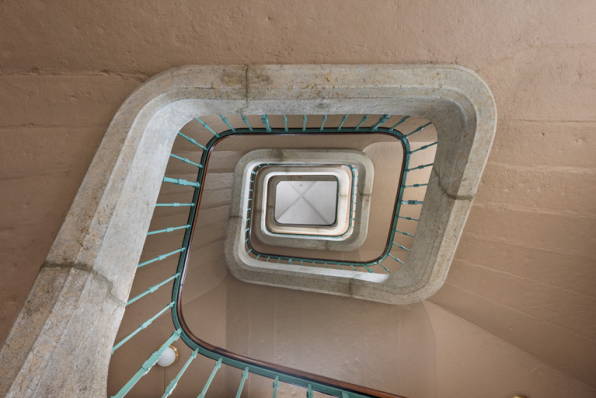 Escalier côté cour, vu en contre-plongée. © Région Bourgogne-Franche-Comté, Inventaire du patrimoine
