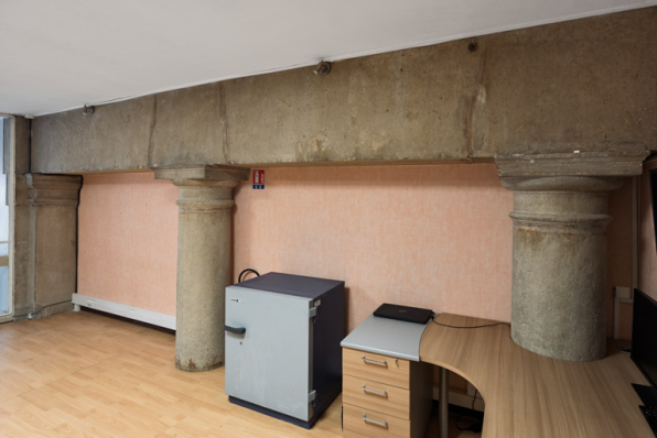 Partie supérieure et chapiteau d'un pilastre et de deux colonnes dans l'ancienne halle. © Région Bourgogne-Franche-Comté, Inventaire du patrimoine