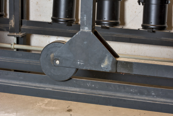 Dessous de scène : détail d'une roue de chariot et de son rail. © Région Bourgogne-Franche-Comté, Inventaire du patrimoine