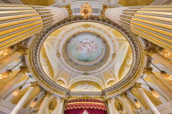 La coupole et les colonnes, vues en contre-plongée. © Région Bourgogne-Franche-Comté, Inventaire du patrimoine