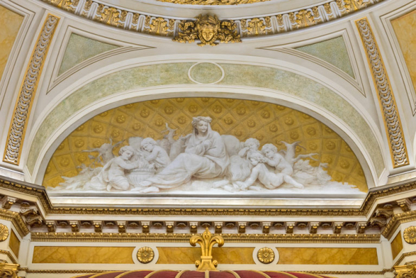 Allégorie de l'Hiver (au-dessus du cadre de scène). © Région Bourgogne-Franche-Comté, Inventaire du patrimoine