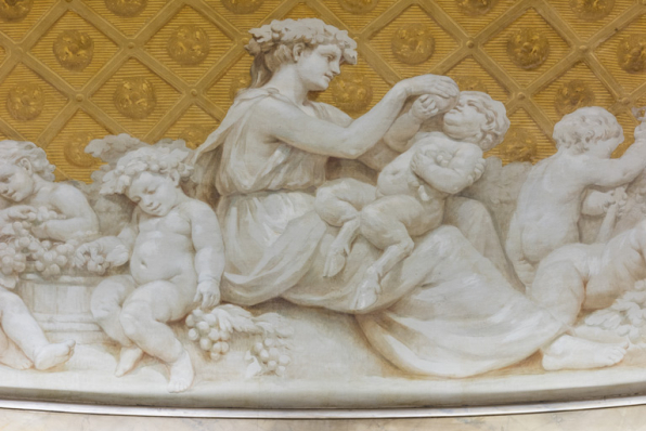 Allégorie de l'Automne : détail (femme faisant boire un jeune faune). © Région Bourgogne-Franche-Comté, Inventaire du patrimoine