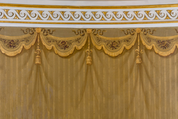 Draperies peintes sur le mur de la galerie. © Région Bourgogne-Franche-Comté, Inventaire du patrimoine