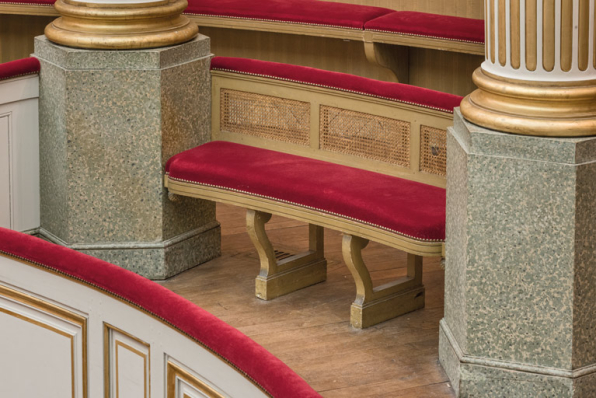 Banquette d'une loge, entre deux colonnes. © Région Bourgogne-Franche-Comté, Inventaire du patrimoine