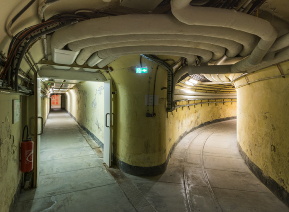 Sous-sol : couloir souterrain. A gauche desserte de la salle du jeu de paume (actuel Pavillon de l'Industrie), à droite de l'aile de la Marine. © Région Bourgogne-Franche-Comté, Inventaire du patrimoine