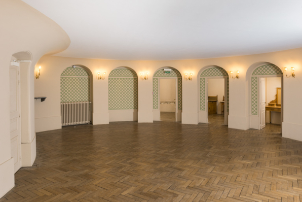 Sous-sol : foyer du public. Salle du jeu d'orgue à gauche, loges d'acteur à droite, accès à l'escalier au centre. © Région Bourgogne-Franche-Comté, Inventaire du patrimoine