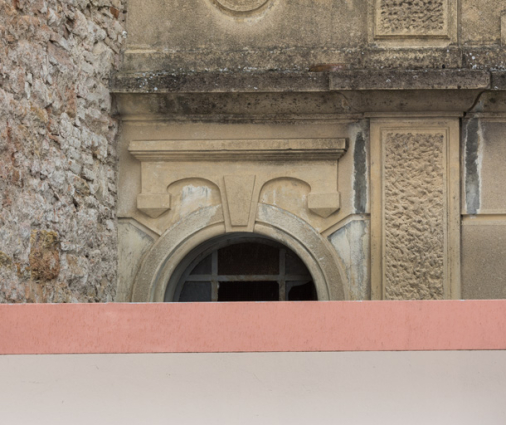 Façade antérieure : décor surmontant une fenêtre. © Région Bourgogne-Franche-Comté, Inventaire du patrimoine