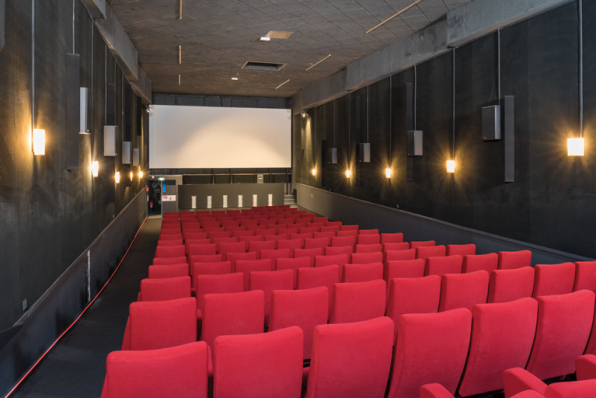 Salle, vue vers l'écran, depuis l'entrée. © Région Bourgogne-Franche-Comté, Inventaire du patrimoine
