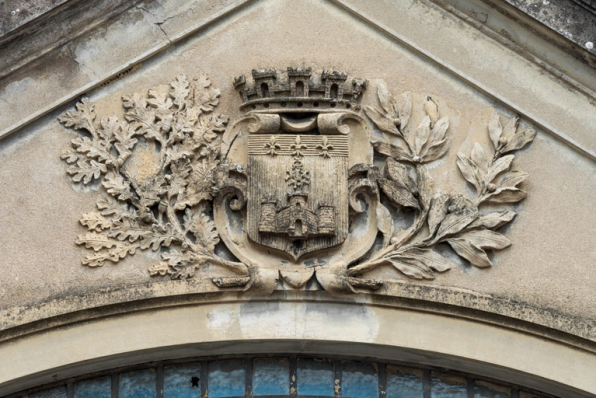Façade antérieure : armoiries de la ville de Tournus. © Région Bourgogne-Franche-Comté, Inventaire du patrimoine