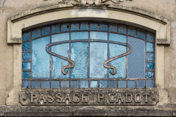 Façade antérieure : inscription et ferronnerie de la fenêtre centrale. © Région Bourgogne-Franche-Comté, Inventaire du patrimoine