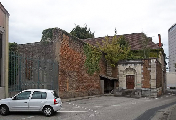 Entrée de la cour de la prison (au fond) et portail menant à la cour nord du palais de justice (à gauche). © SEMA 71 Entrée de la cour de la prison (au fond) et portail menant à la cour nord du palais de justice (à gauche). © SEMA 71