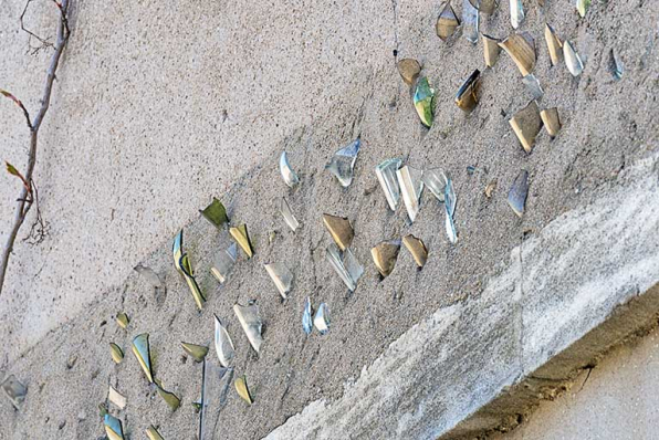 Détail de la façade : tessons de verre colorés. © Région Bourgogne-Franche-Comté, Inventaire du patrimoine