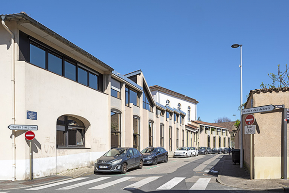 Le tribunal vu depuis la rue Léonce Lex. © Région Bourgogne-Franche-Comté, Inventaire du patrimoine Le tribunal vu depuis la rue Léonce Lex. © Région Bourgogne-Franche-Comté, Inventaire du patrimoine
