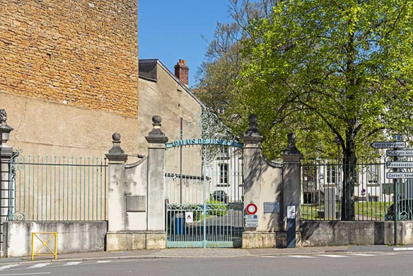 Porte flamande à l'entrée de la cour avant. © Région Bourgogne-Franche-Comté, Inventaire du patrimoine