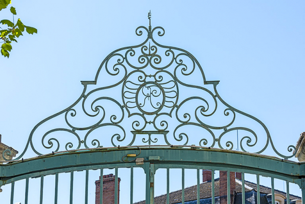 Fronton ajouré de la grille, vu depuis la cour. © Région Bourgogne-Franche-Comté, Inventaire du patrimoine Fronton ajouré de la grille, vu depuis la cour. © Région Bourgogne-Franche-Comté, Inventaire du patrimoine