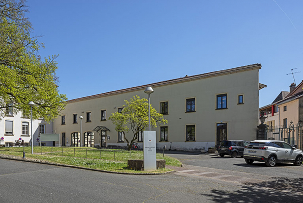 Extension sud, dans la cour avant. © Région Bourgogne-Franche-Comté, Inventaire du patrimoine Extension sud, dans la cour avant. © Région Bourgogne-Franche-Comté, Inventaire du patrimoine