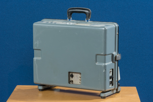 Caisse de transport : face arrière avec connectique. © Région Bourgogne-Franche-Comté, Inventaire du patrimoine