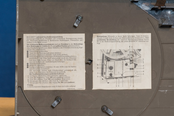 Notice collée à l'intérieur du couvercle. © Région Bourgogne-Franche-Comté, Inventaire du patrimoine