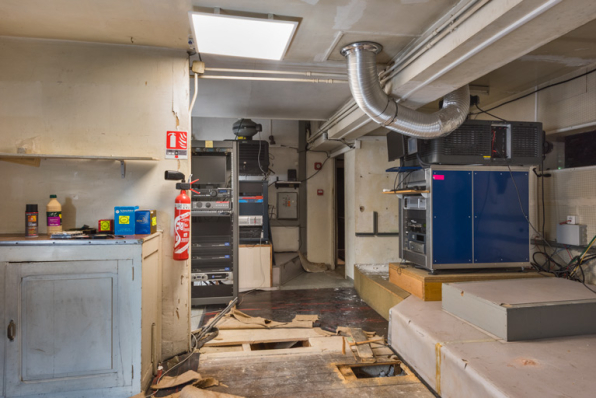 Cabine de projection des salles 1 (à droite) et 2 (au fond). © Région Bourgogne-Franche-Comté, Inventaire du patrimoine